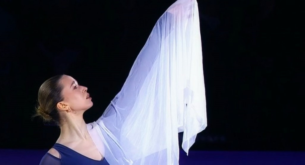 Но в финале происходит ключевое событие: резкий жест - и ткань распрямляется, превращаясь в огромное крыло. Фигуристка замирает в образе птицы.
