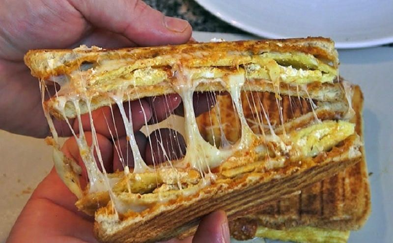 Турецкий завтрак без хлопот: как приготовить сытный суджук-тост дома и забыть о чувстве голода