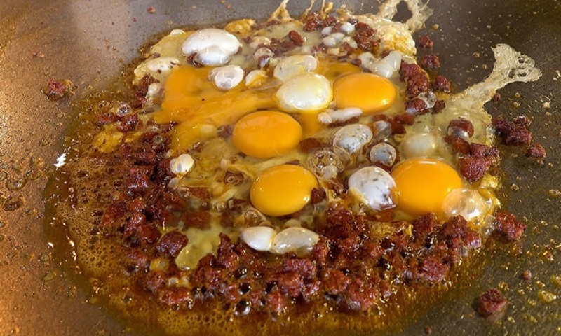 Турецкий завтрак без хлопот: как приготовить сытный суджук-тост дома и забыть о чувстве голода