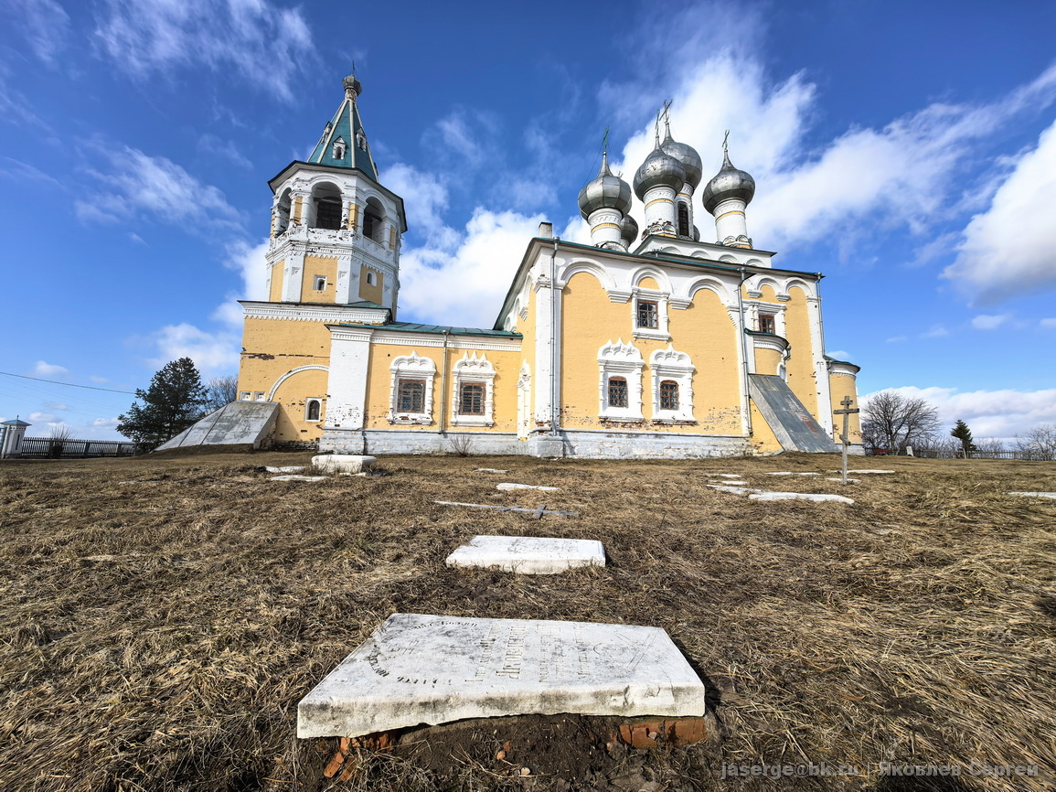 Внутри монастырской ограды. Апрель 2026