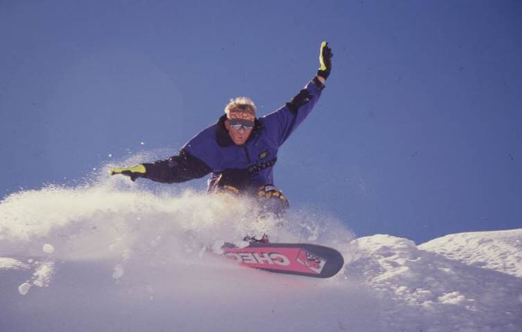 Чтобы понять историю Armada, стоит оглянуться назад — в 1980-е и 1990‑е. Это была эпоха сноубординга: он уверенно захватывал внимание молодых людей.