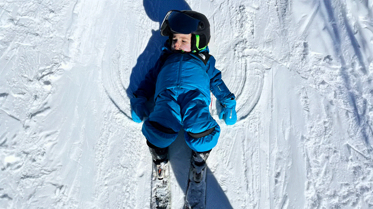 Модели вроде Tantrum и Declivity Jr любят за то, что они легкие, стабильные и послушные. На таких лыжах детям проще учиться новым фишкам и не бояться лишний раз ошибиться.