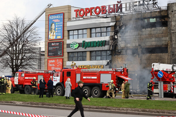 Сотрудники противопожарной службы МЧС РФ на месте пожара в торговом центре «Гиант» в Калининграде, 5 апреля 2026 года / Александр Подгорчук/РИА Новости   📷