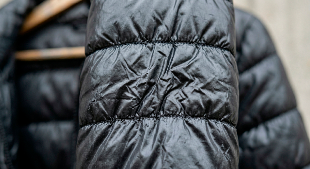 Куртка с мелко-горизонтальной стёжкой, стоит оставить исключительно для поездок на дачу или выгула собак.