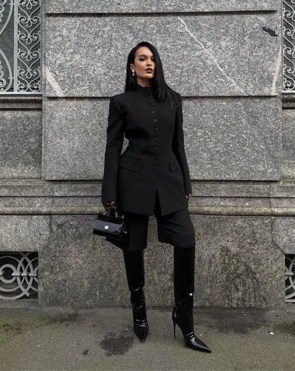    Прямой высокий ворот выгодно подчёркивает силуэт.соцсети @oumaymaboumeshouli