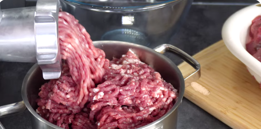 Мясорубка не крутит, а «жуёт»? Фарш вылезает обратно... Виноват не прибор, а одна Ваша ошибка🍖