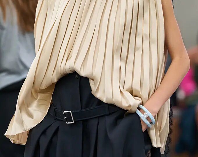 Этим летом цветные камни и украшения придают образу яркую индивидуальность