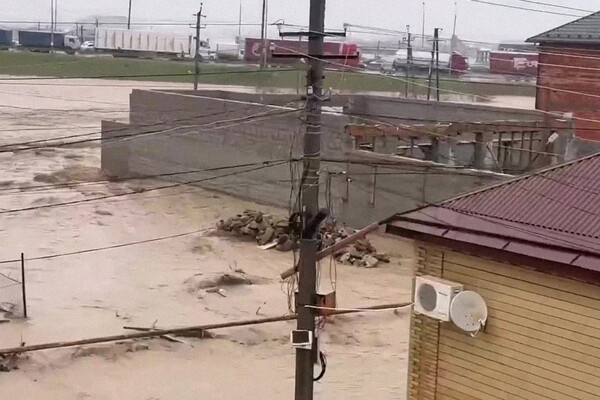 Подтопленная улица в поселке Новый Хушет под Махачкалой, 28 марта 2026 года / РИА Новости   📷