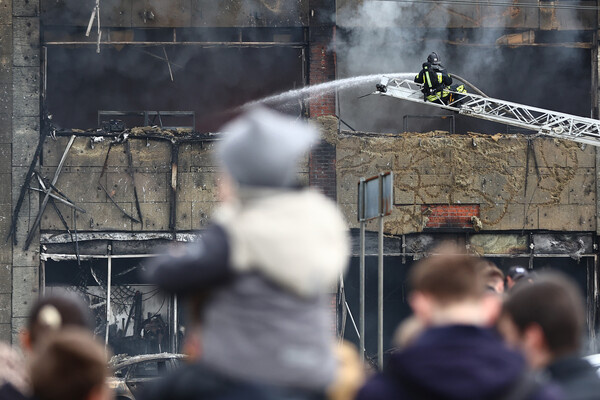    Сотрудники противопожарной службы МЧС РФ на месте пожара в торговом центре «Гиант» в Калининграде, 5 апреля 2026 года / Александр Подгорчук/РИА Новости