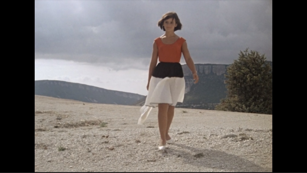 Нина, стуча каблучками, стремительно парит вдоль шоссе, а за ней, влекомые ее красотой, тянутся Шурик, ишак и грузовик.