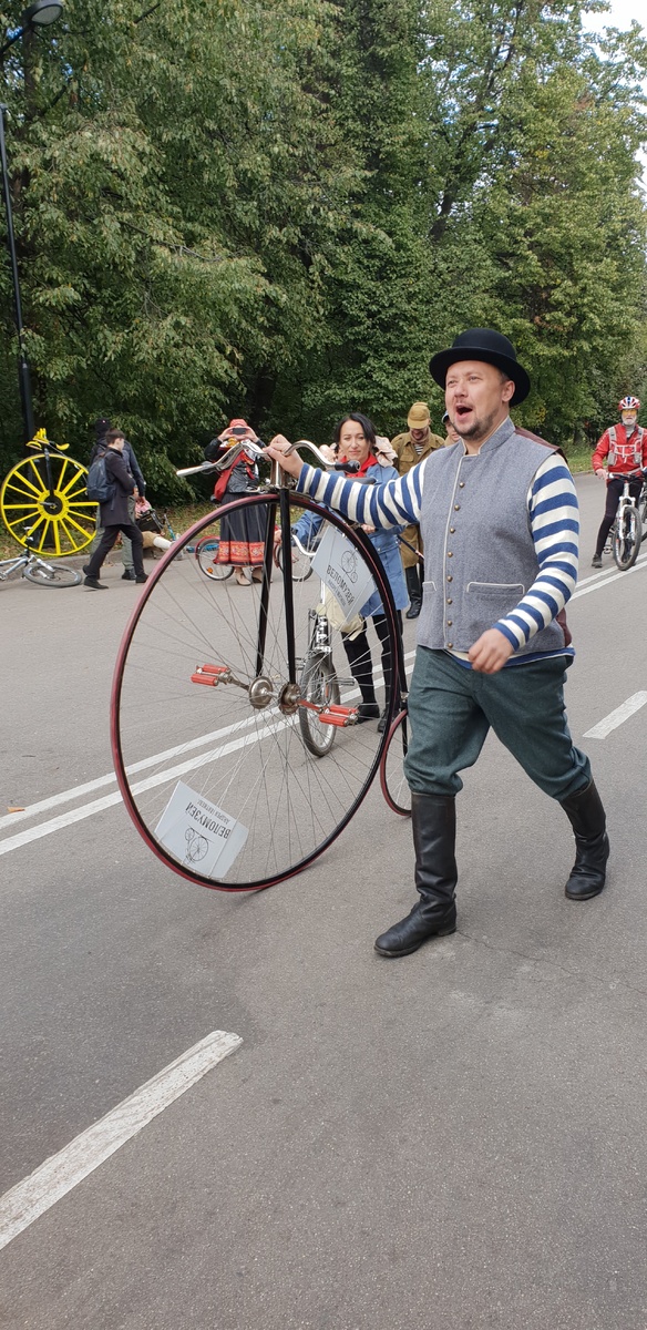 Андрей Мятиев с одним из своих высоколёсных велосипедов типа "паук"