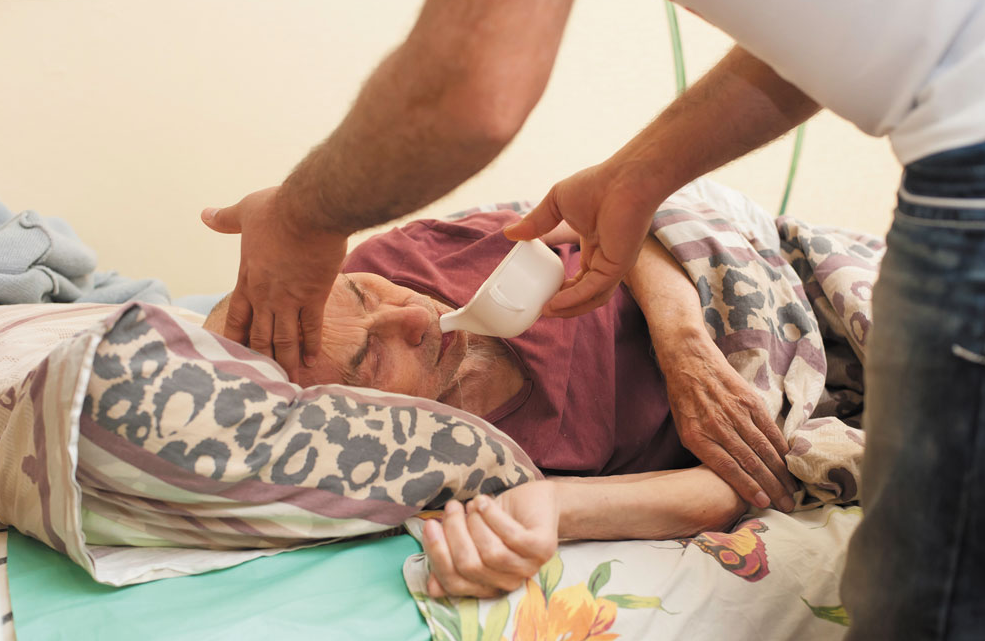 Почему ухаживающие за стариками часто уходят раньше своих подопечных?