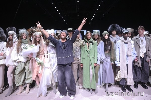 Игорь Гуляев со своей коллекцией "В твоих объятиях". Фото Галины Савинич