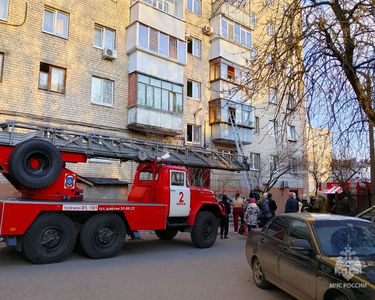     В Курске пожарные спасли двух человек при возгорании квартиры на улице Ленина
