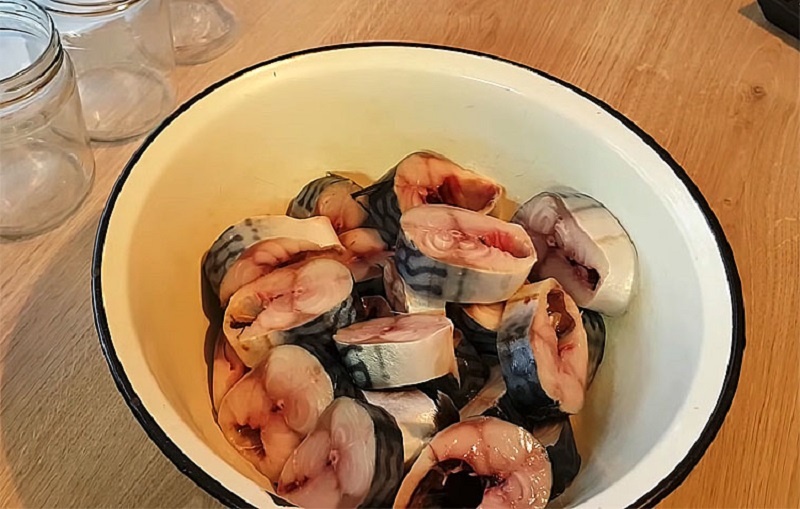 Скумбрия в масле по-домашнему: как приготовить любимую закуску надолго и без лишних хлопот