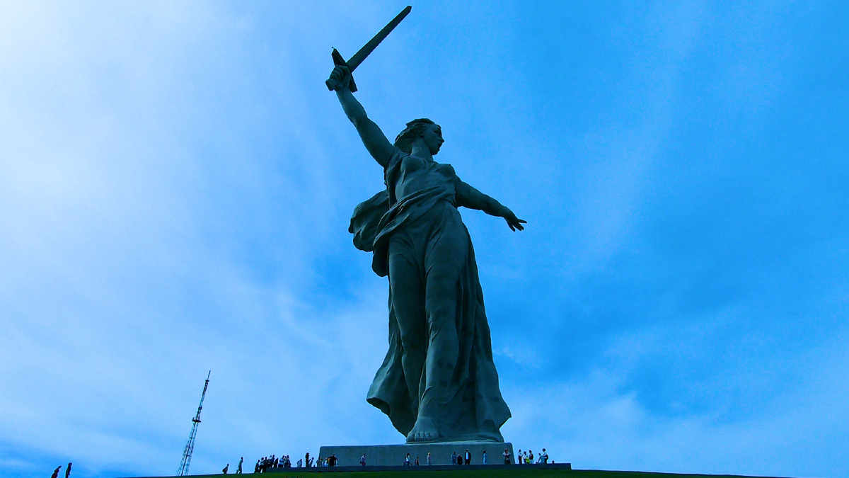 Фото-1. Родина-мать зовет: взгляд снизу вверх