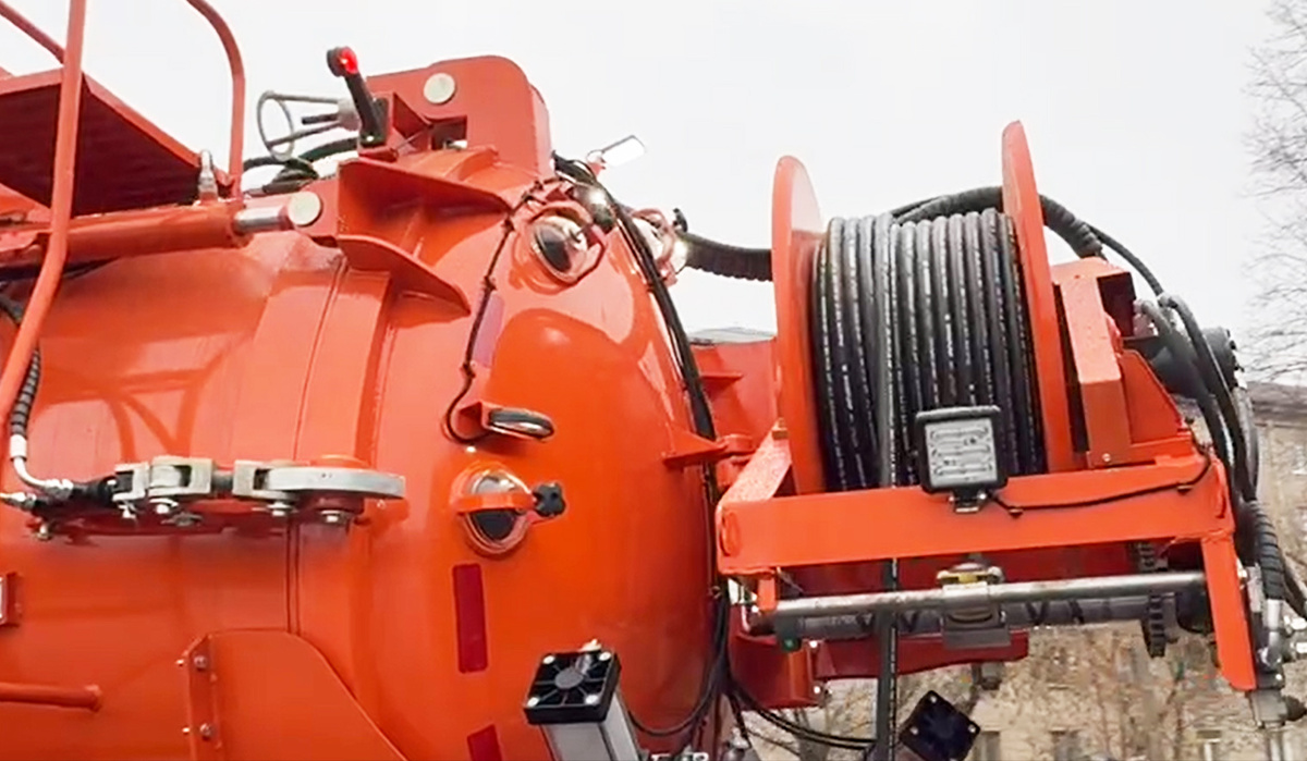 Три смотровых окошка на заднем донышке вакуумной цистерны