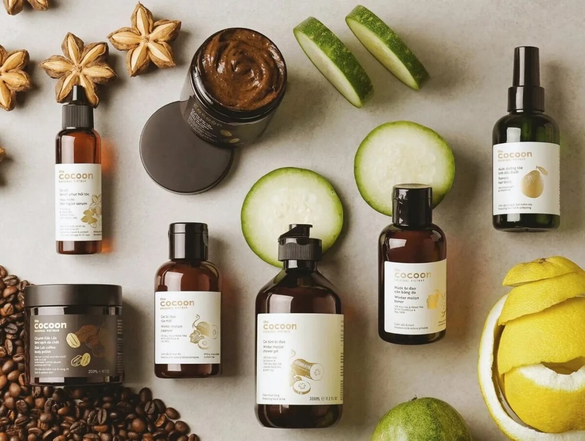 Cocoon (Cocoon Vietnam) — это вьетнамский бренд 100% веганской косметики, который завоевал популярность благодаря натуральным ингредиентам, этичному подходу (cruelty-free) и доступной цене. Бренд использует местные вьетнамские компоненты, такие как кофе, зимняя дыня, помело и роза, создавая продукты, которые стали хитами не только во Вьетнаме, но и за его пределами (Малайзия, Сингапур, США). 