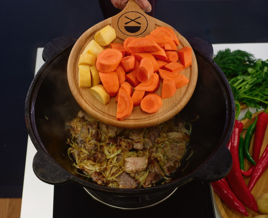    Если мясо жесткое, то сначала следует обжарить его, а затем лук. А если мясо нежное, то обжарку нужно начинать с лука до золотисто-красного цвета, потом добавить мясо.