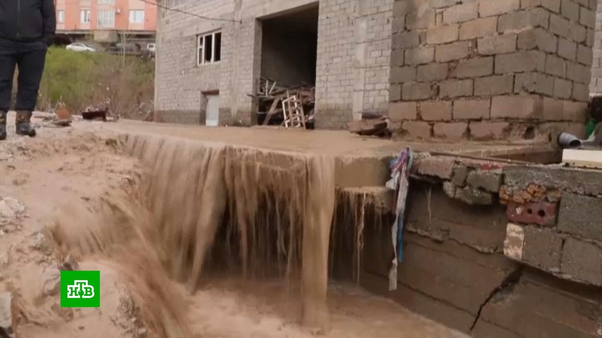    В Махачкале во время потопа рухнул многоквартирный дом