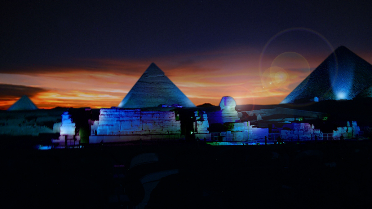 Египетские пирамиды участвуют в акции "Зажги синим" 2 апреля