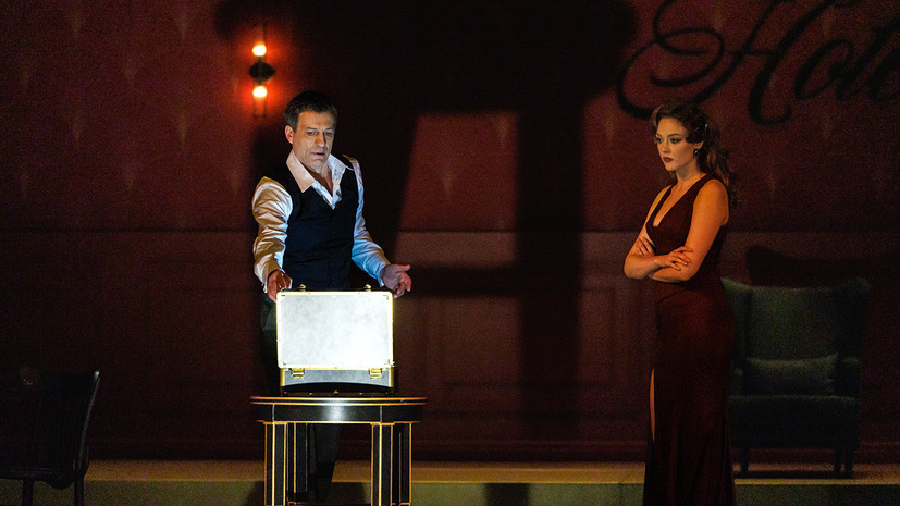     Сцена из спектакля «Проект инженера Гарина». Андрей Чернышов в роли Петра Гарина и Полина Лоран в роли Зои Монроз  Фотограф Евгений Люлюкин