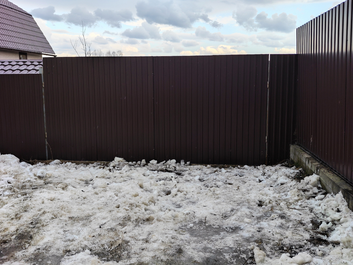 Ворота опять же заставляла чистить