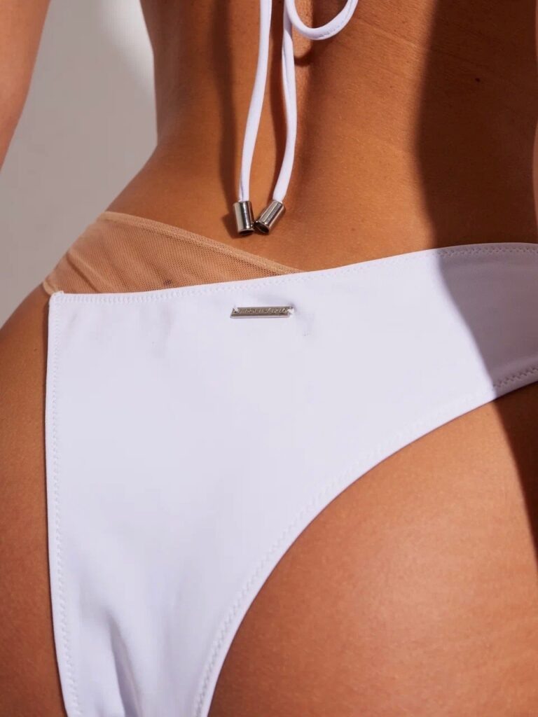    Подчеркните свою красоту этим летом с помощью стильного купальника и леггинсов от APOLINÉIZI. APOLINÉIZI