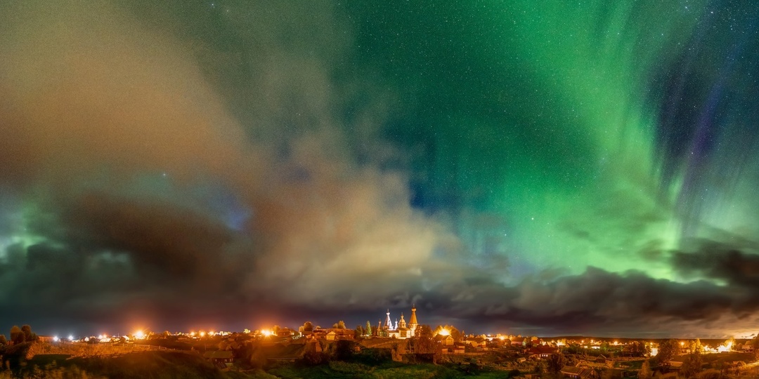 Творит поэт!