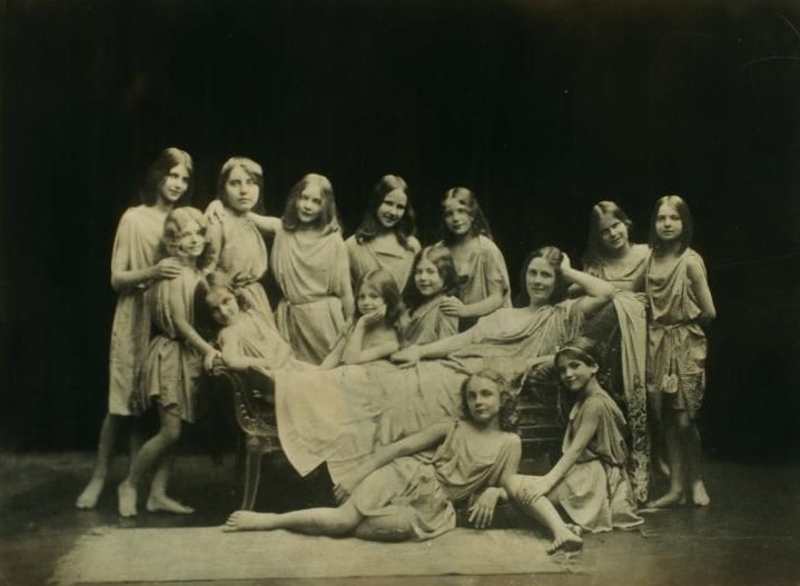 Айседора Дункан с ученицами ее немецкой школы (около 1904–1905)