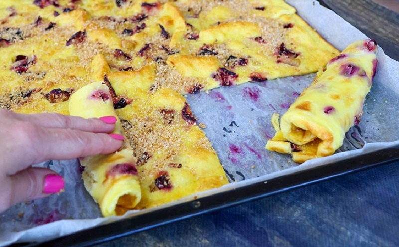 Сливовый десерт в духовке: рулетики на противне с хрустящей карамельной крошкой