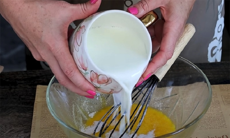 Сливовый десерт в духовке: рулетики на противне с хрустящей карамельной крошкой