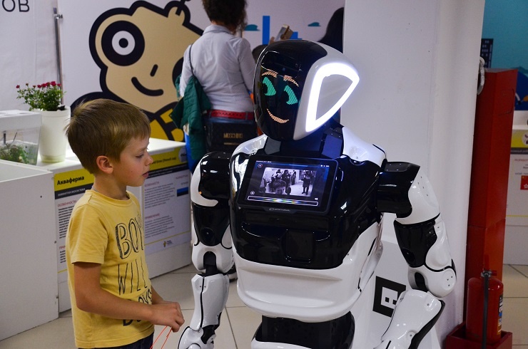 Робот-учитель, чисто гипотетическиии, но пока до практической реализации - очень-очень далеко