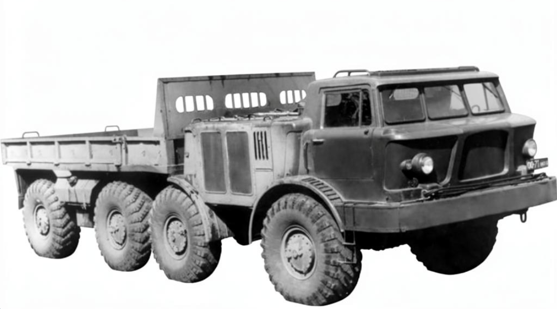 ЗИЛ-135Л на испытания сделан с грузовой платформой. Источник:https://topwar.ru/uploads/posts/2020-09/1601406236_zil_135lm_1.jpg