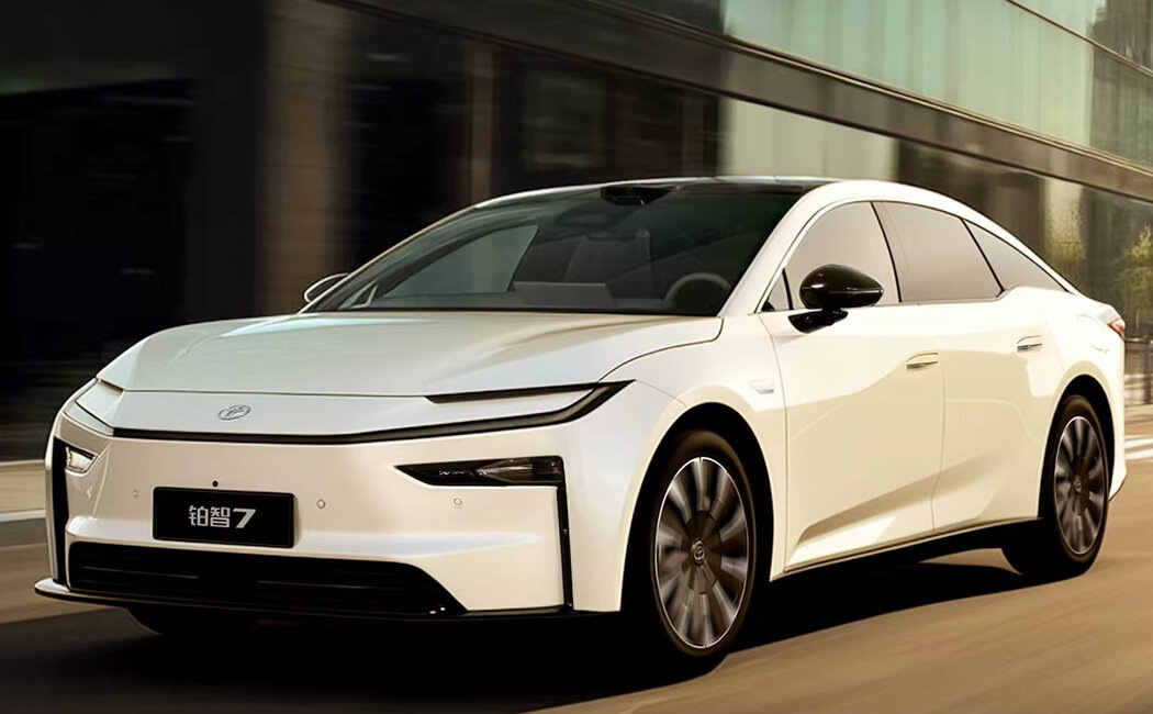 Toyota bZ7 Когда речь заходит об электромобилях Toyota, многие до сих пор вспоминают неоднозначный bZ4X с его «лысеющими» колесами или спокойного «китайца» bZ3. Но то, что японцы показали в 2026 году, — это совсем другая история. Встречайте Toyota bZ7.