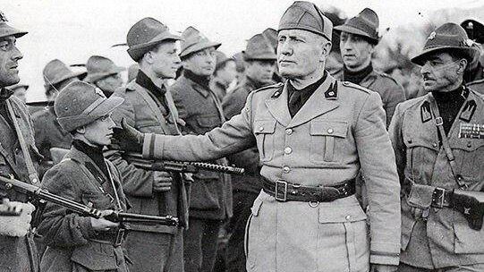     Муссолини обходит строй альпийских стрелков