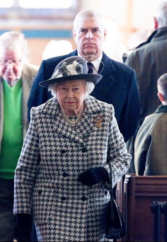 Королева идет впереди Эндрю Маунтбеттен-Виндзор в церкви Святой Марии Богородицы в Сандрингеме в 2020 году.