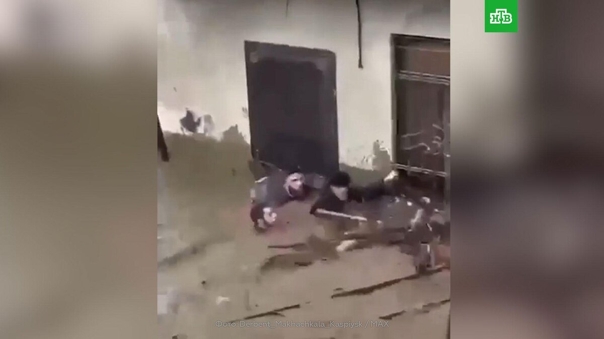    В Дагестане несколько человек смыло с дороги в реку