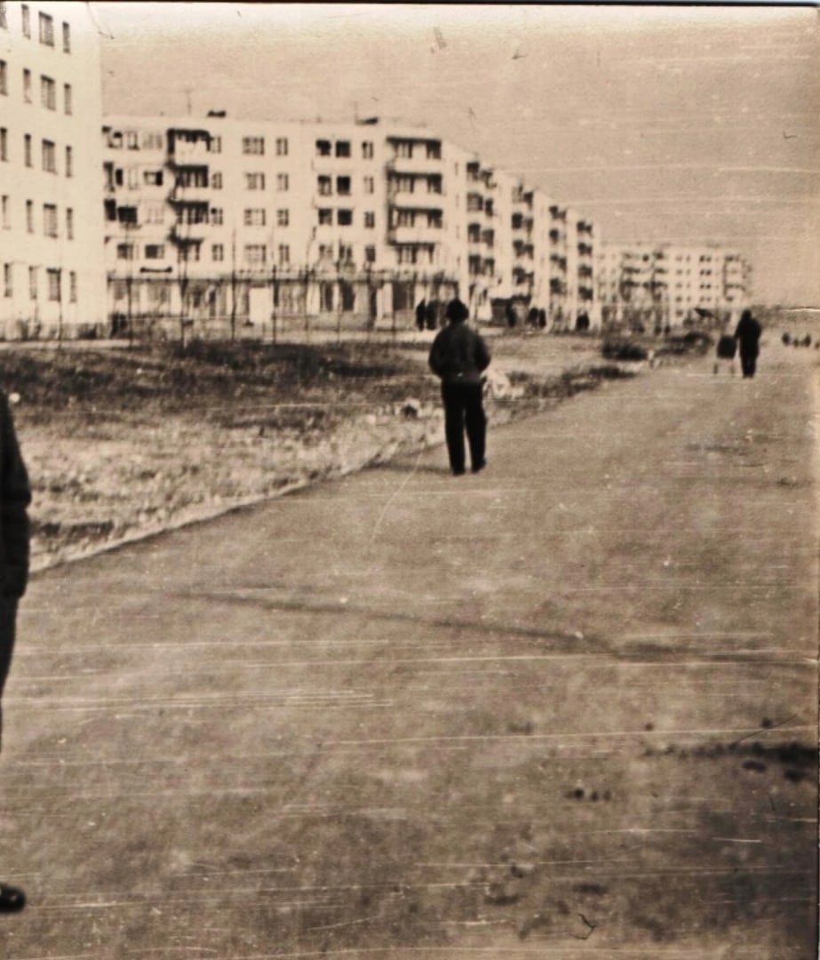 Нашла в интернете фото улицы Летчиков 1975 года