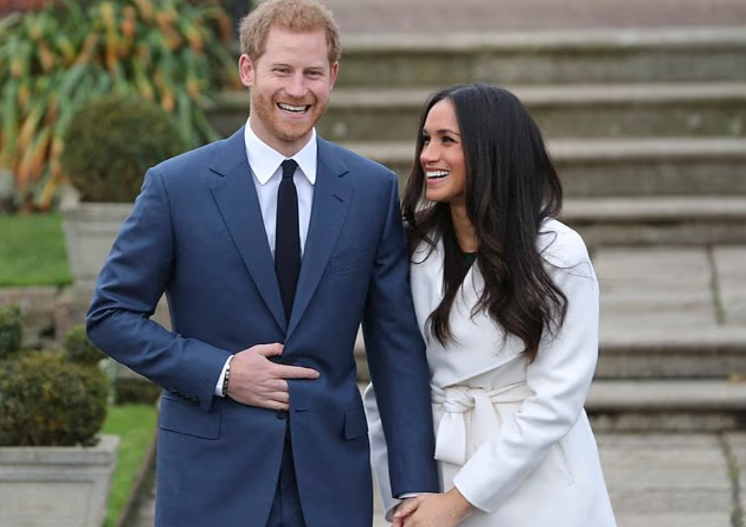 В тот же день, когда было объявлено об их помолвке, Гарри и Меган появились для официальных фотографий помолвки в саду Кенсингтонского дворца.