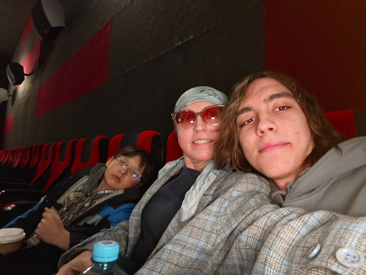 Это мы уже когда фильм закончился и включили свет. 