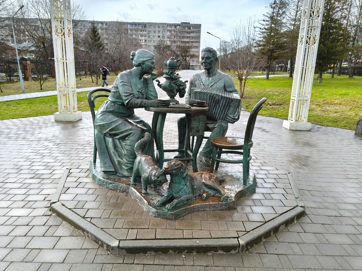 Фото автора. Скульптура "Чаепитие" в Туле