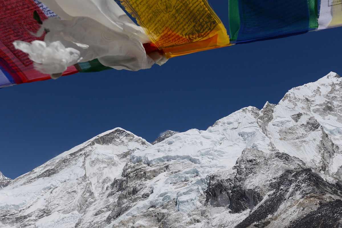  Эверест и молитвенные флаги, апрель 2018 года. (AFP /  Prakash Mathema)