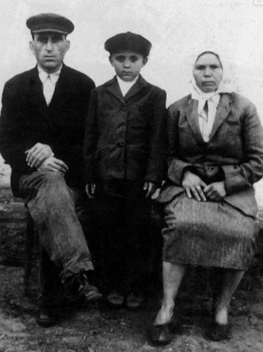    Будущий академик пошел в школу в послевоенном 1946 году. Фото: Личный архив Виктора Садовничего