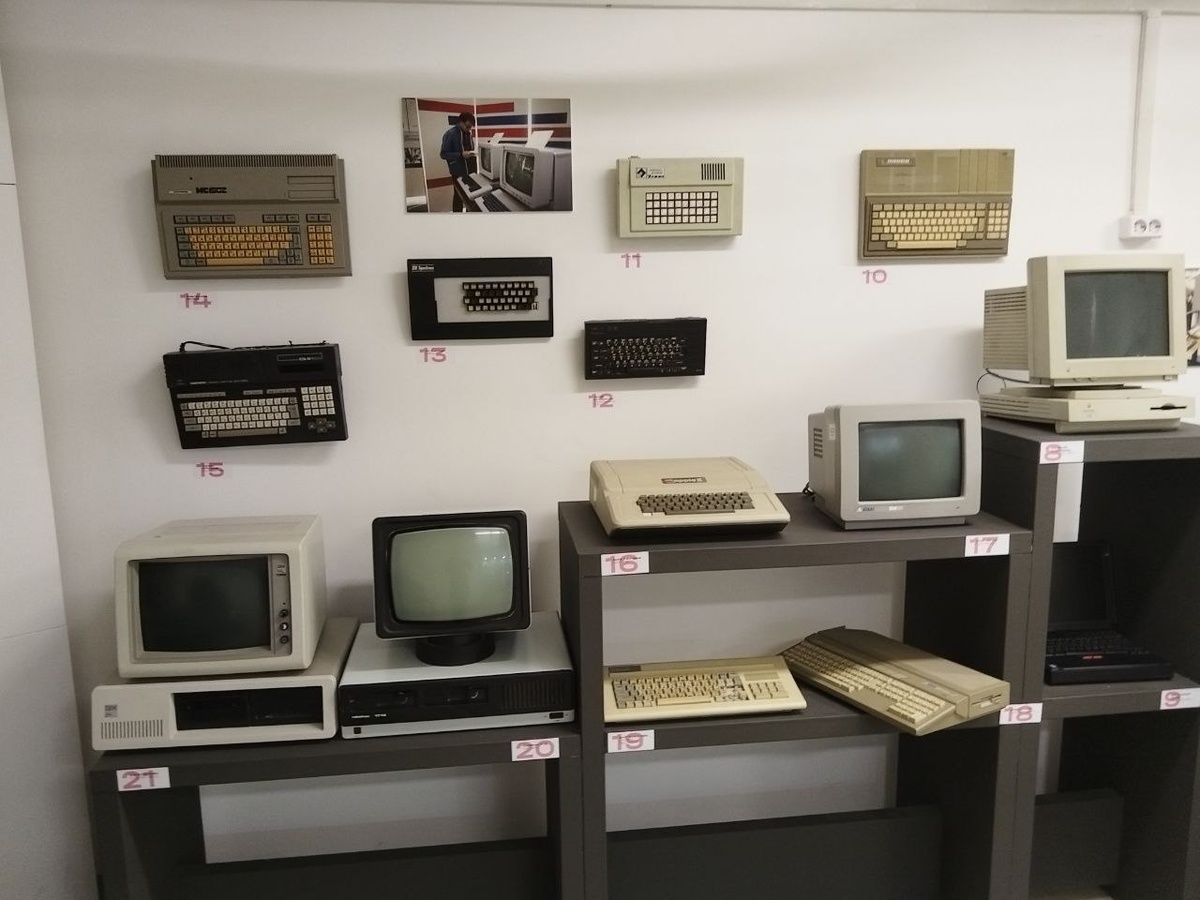 Экспонаты Музея вычислительной техники в галерее Краснохолмская