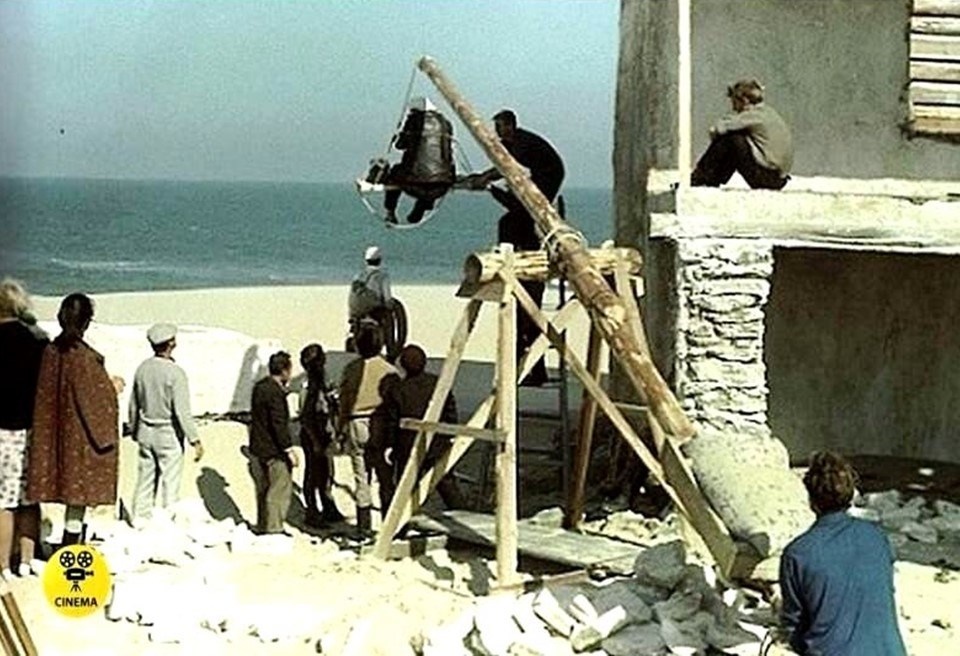 Операторский кран, как и многое другое, пришлось делать самим из подручных средств, так как всё подобное оборудование было отправлены на съёмки фильма "Освобождение".