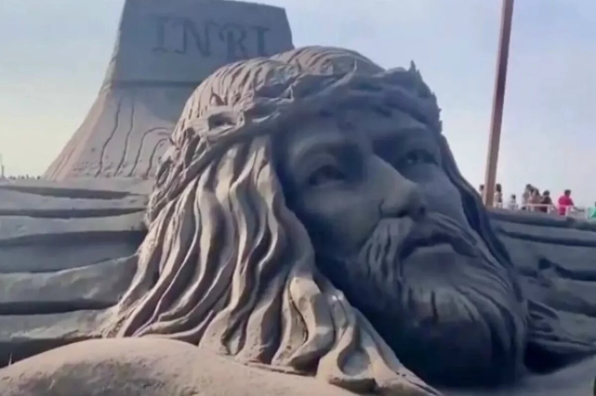    В Перу появилась гигантская скульптура Иисуса Христа из песка