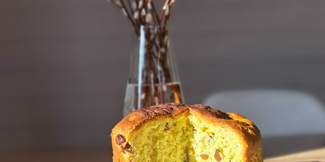 Сочный дрожжевой кулич с изюмом и сухофруктами.