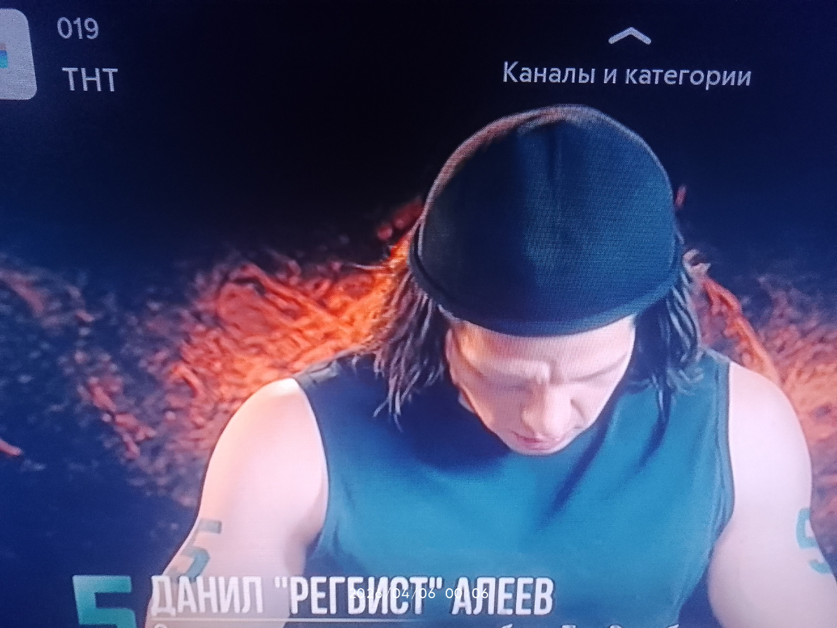 Так, по мнению товарища Алеева, должна склонять голову девушка, в присутствии противоположного пола