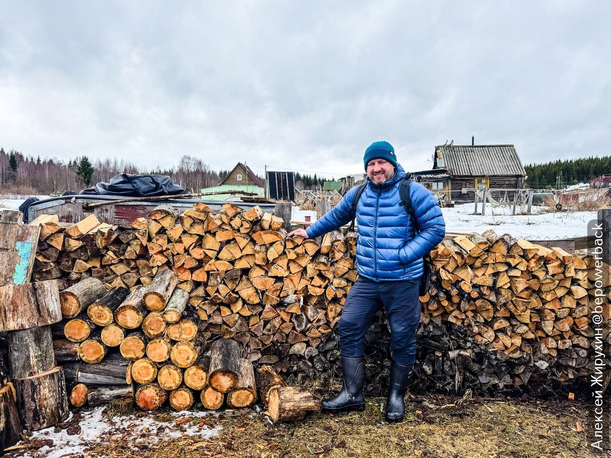 Запас дров здесь - не деталь быта, а основа выживания. Один такой штабель - это тепло на всю зиму